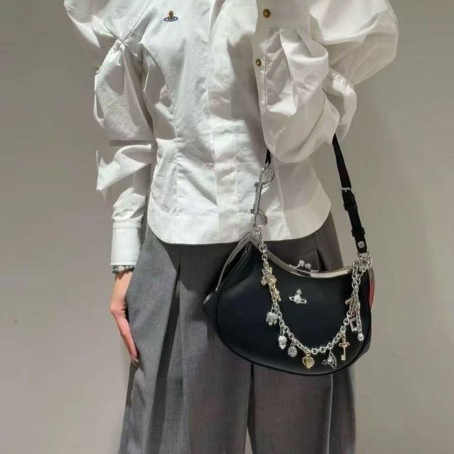 Vivienne Westwood – საკულტო Orb ლოგოთი და დეკორატიული ჯაჭვის ამულეტებით გაფორმებული ტრენდული ხელჩანთა thumbnail