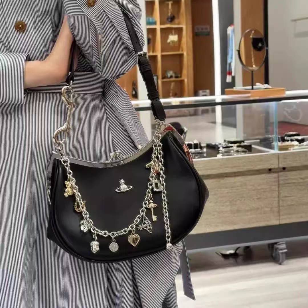 Vivienne Westwood – საკულტო Orb ლოგოთი და დეკორატიული ჯაჭვის ამულეტებით გაფორმებული ტრენდული ხელჩანთა thumbnail