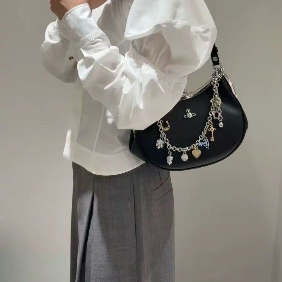 Vivienne Westwood – საკულტო Orb ლოგოთი და დეკორატიული ჯაჭვის ამულეტებით გაფორმებული ტრენდული ხელჩანთა thumbnail