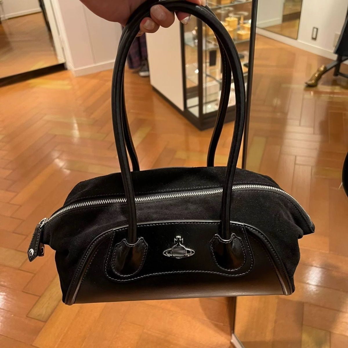Vivienne Westwood – საკულტო Orb ლოგოთი გაფორმებული ტრენდული ჩანთა thumbnail