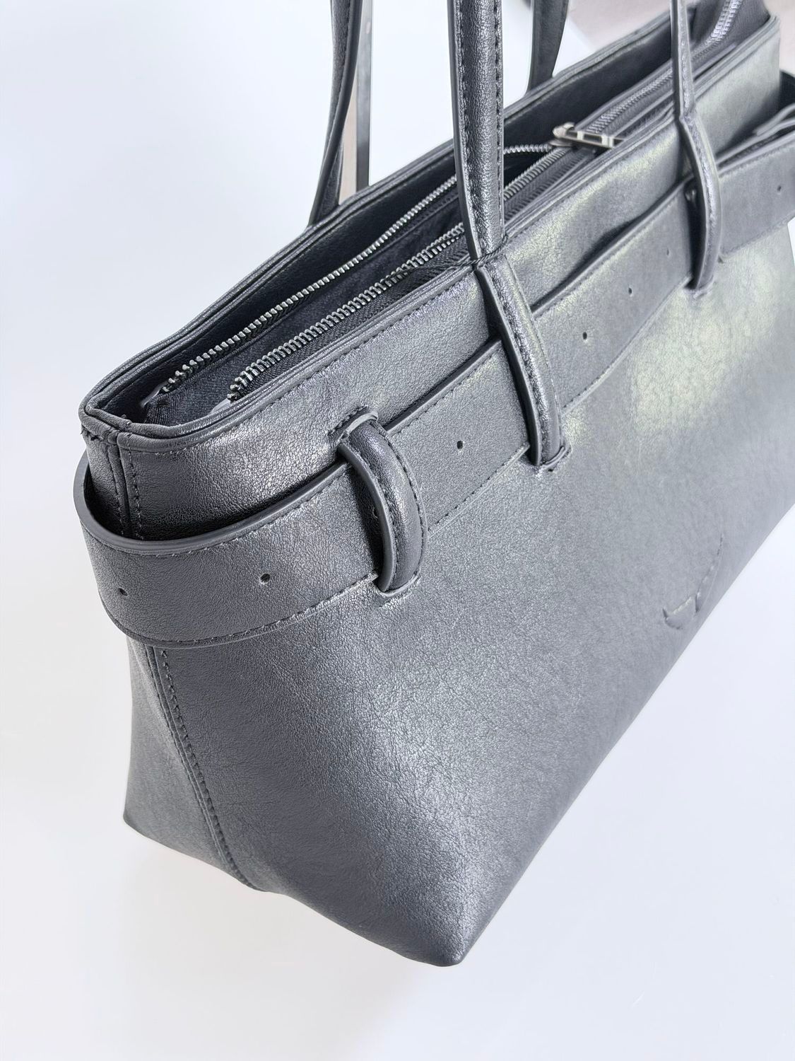 Zadig & Voltaire – ამოტვიფრული ფრთების ლოგოთი და დეკორატიული ქამრით გაფორმებული ტრენდული მხრის ჩანთა thumbnail