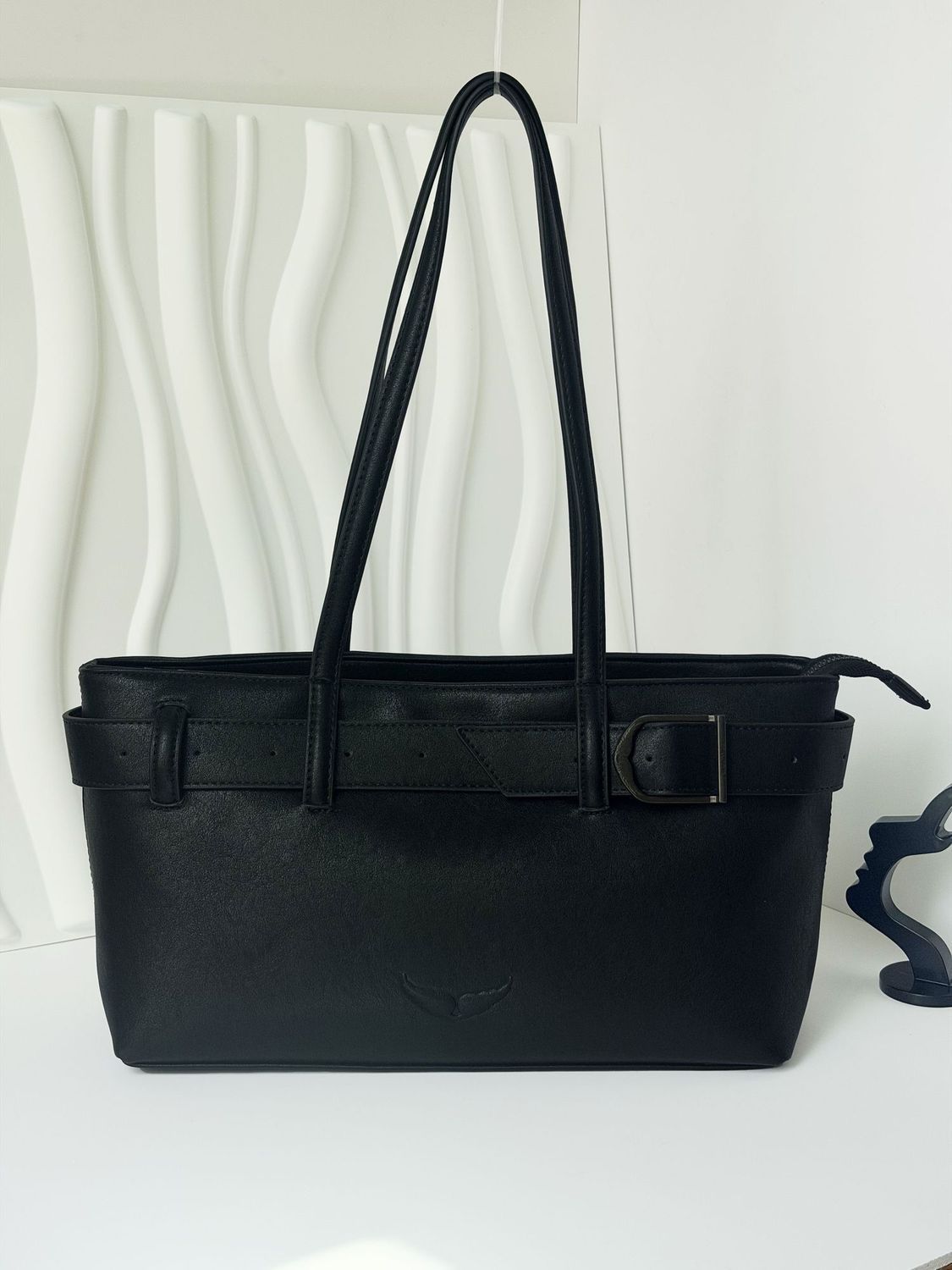 Zadig & Voltaire – ამოტვიფრული ფრთების ლოგოთი და დეკორატიული ქამრით გაფორმებული ტრენდული მხრის ჩანთა thumbnail