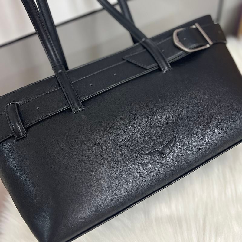 Zadig & Voltaire – ამოტვიფრული ფრთების ლოგოთი და დეკორატიული ქამრით გაფორმებული ტრენდული მხრის ჩანთა thumbnail