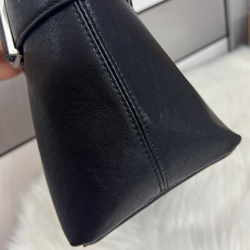 Zadig & Voltaire – ამოტვიფრული ფრთების ლოგოთი და დეკორატიული ქამრით გაფორმებული ტრენდული მხრის ჩანთა thumbnail