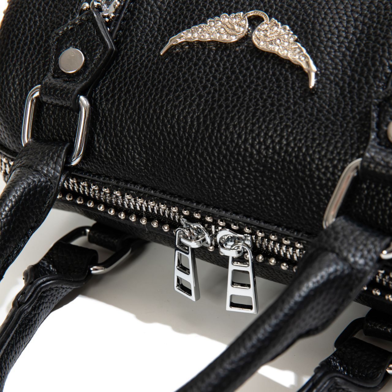 Zadig & Voltaire – ტყავის საკულტო ფრთების ლოგოთი გაფორმებული Sunny სტილის ტრენდული ჩანთა thumbnail