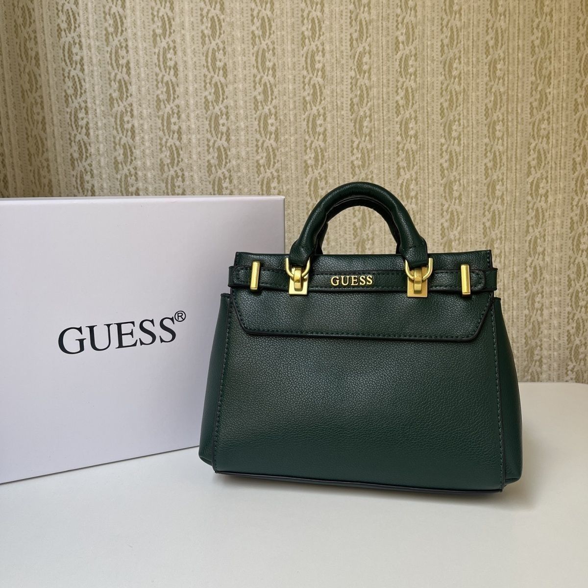 GUESS - ქალის სტრუქტურული ხელჩანთა