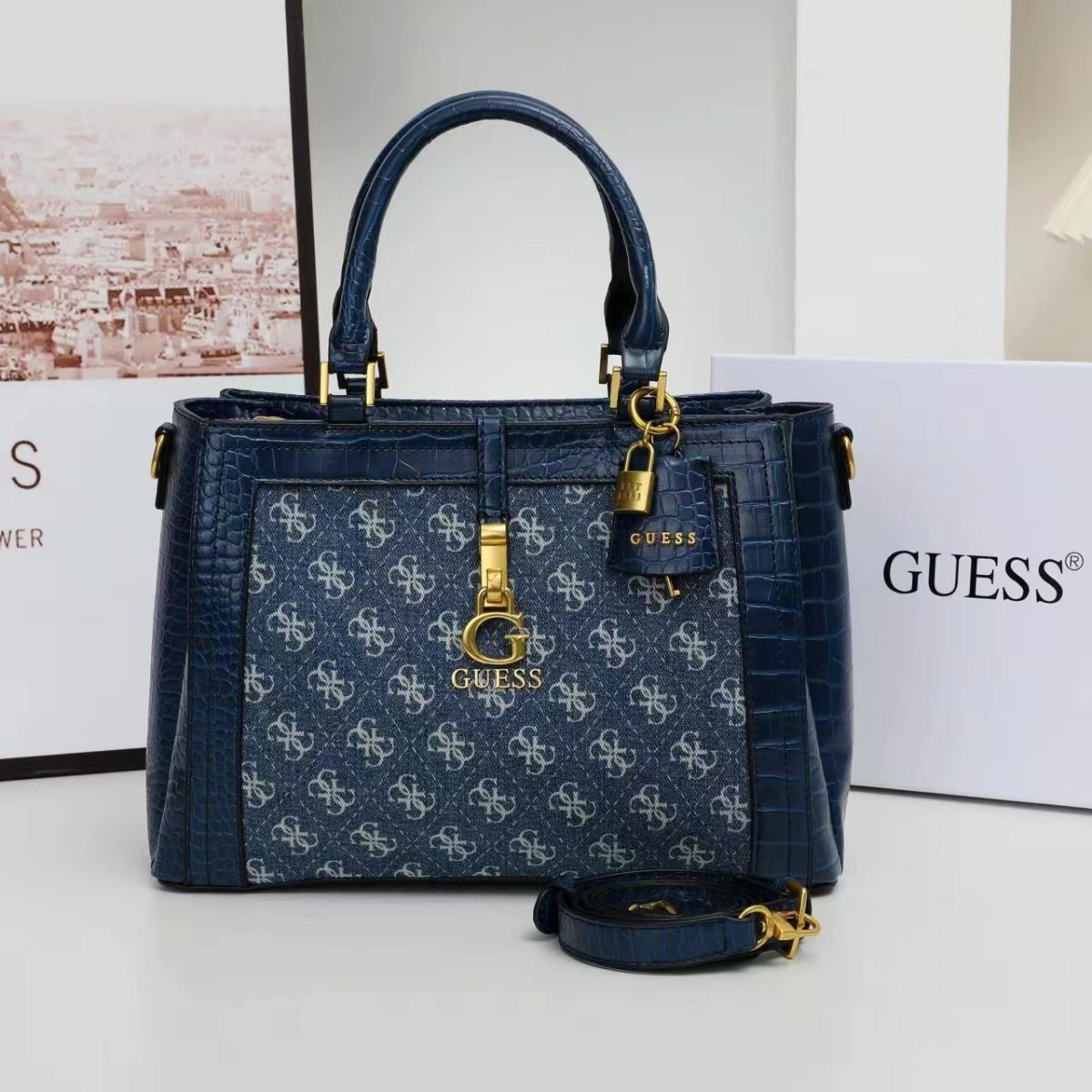 GUESS - ქალის Signature ჩანთა ბრენდული დეტალებით
