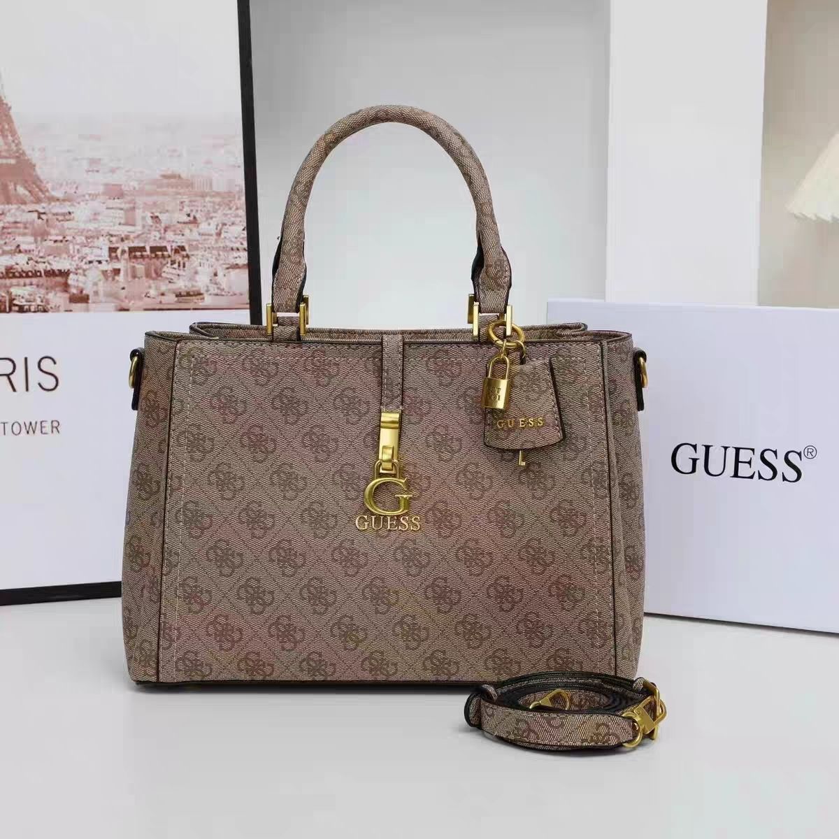 GUESS - ქალის Signature ჩანთა ბრენდული დეტალებით