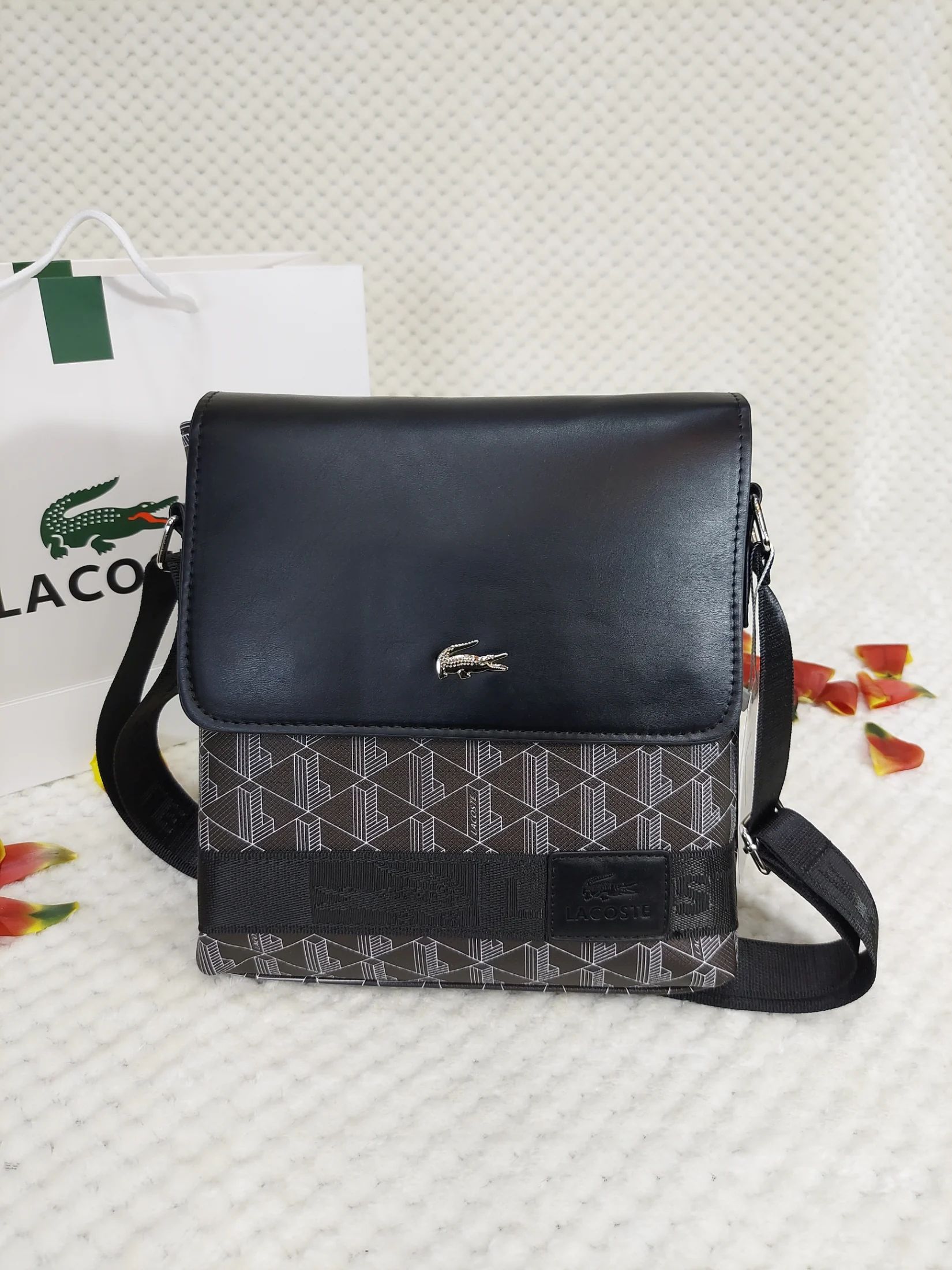 Lacoste – ლუქს კლასის თანამედროვე სტილის მხარზე გადასაკიდი ჩანთა