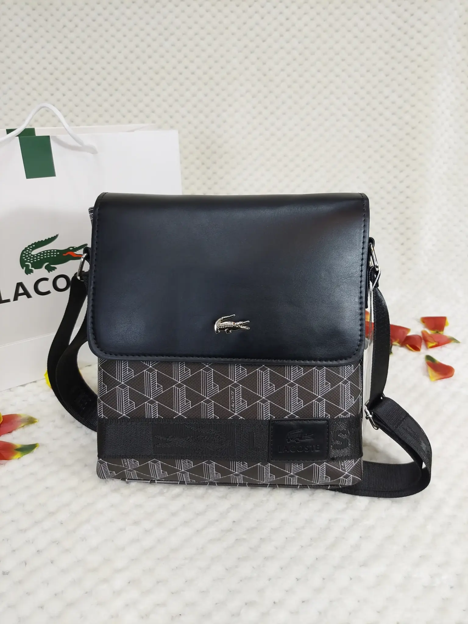 Lacoste – ლუქს კლასის თანამედროვე სტილის მხარზე გადასაკიდი ჩანთა