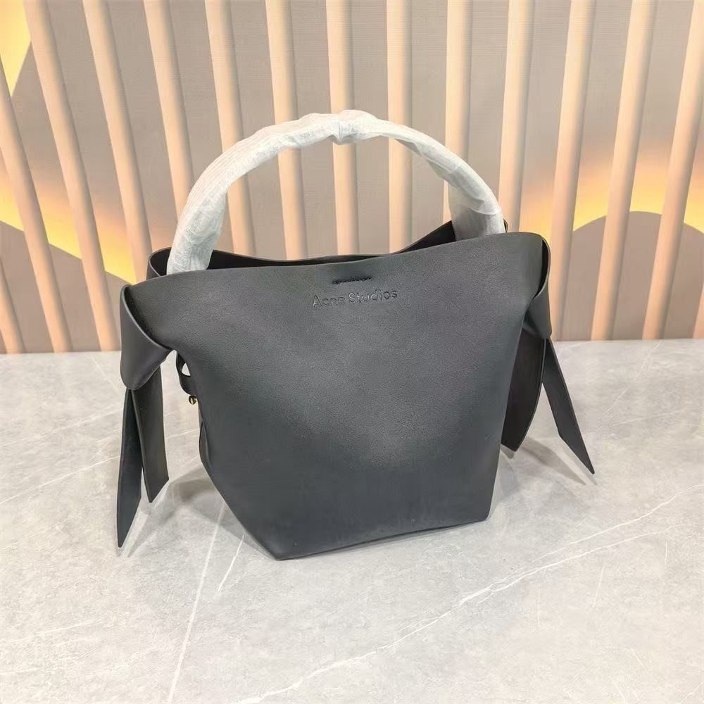 Acne Studios – Musubi-ს სერიის ტრენდული, იაპონური მოტივებით შექმნილი ხელჩანთა thumbnail