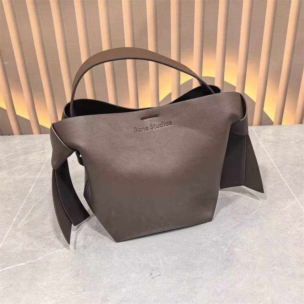 Acne Studios – Musubi-ს სერიის ტრენდული, იაპონური მოტივებით შექმნილი ხელჩანთა