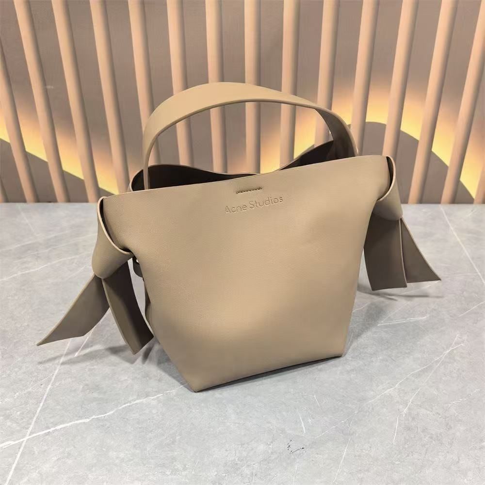Acne Studios – Musubi-ს სერიის ტრენდული, იაპონური მოტივებით შექმნილი ხელჩანთა