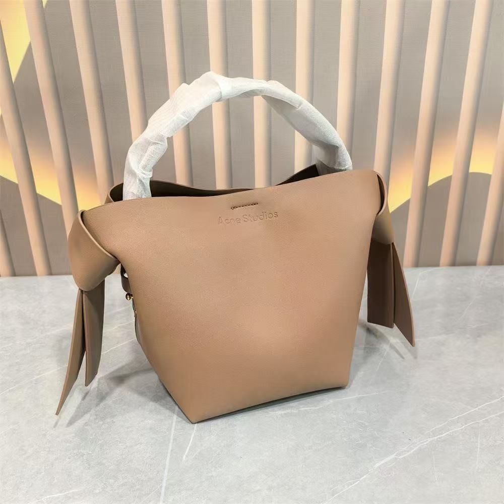 Acne Studios – Musubi-ს სერიის ტრენდული, იაპონური მოტივებით შექმნილი ხელჩანთა