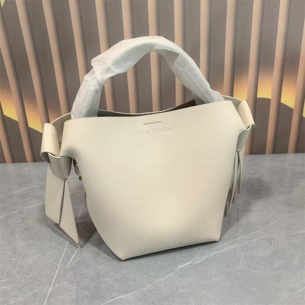 Acne Studios – Musubi-ს სერიის ტრენდული, იაპონური მოტივებით შექმნილი ხელჩანთა