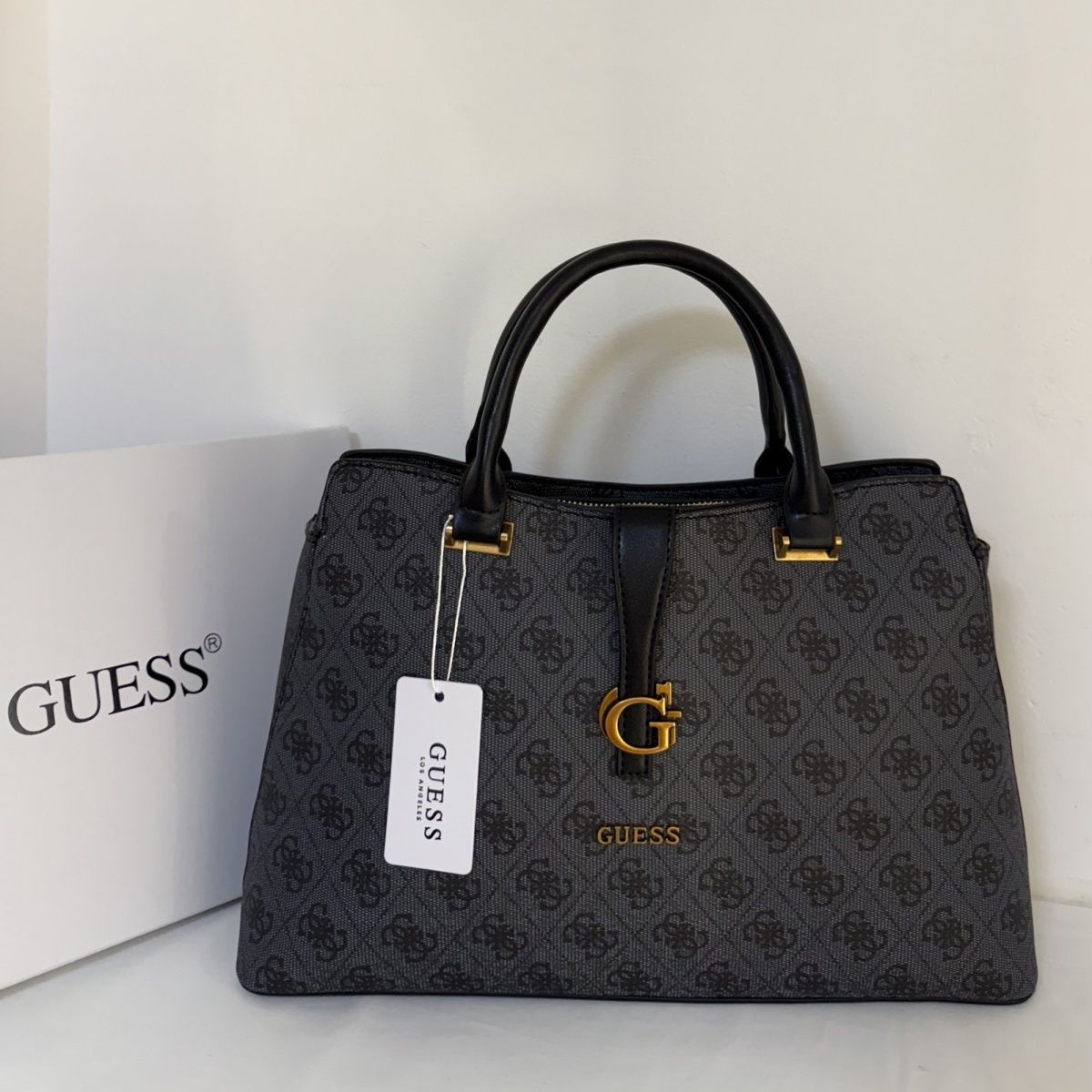 Guess – G მონოგრამითა და მეტალის ლოგოთი გაფორმებული ტრენდული ხელჩანთა