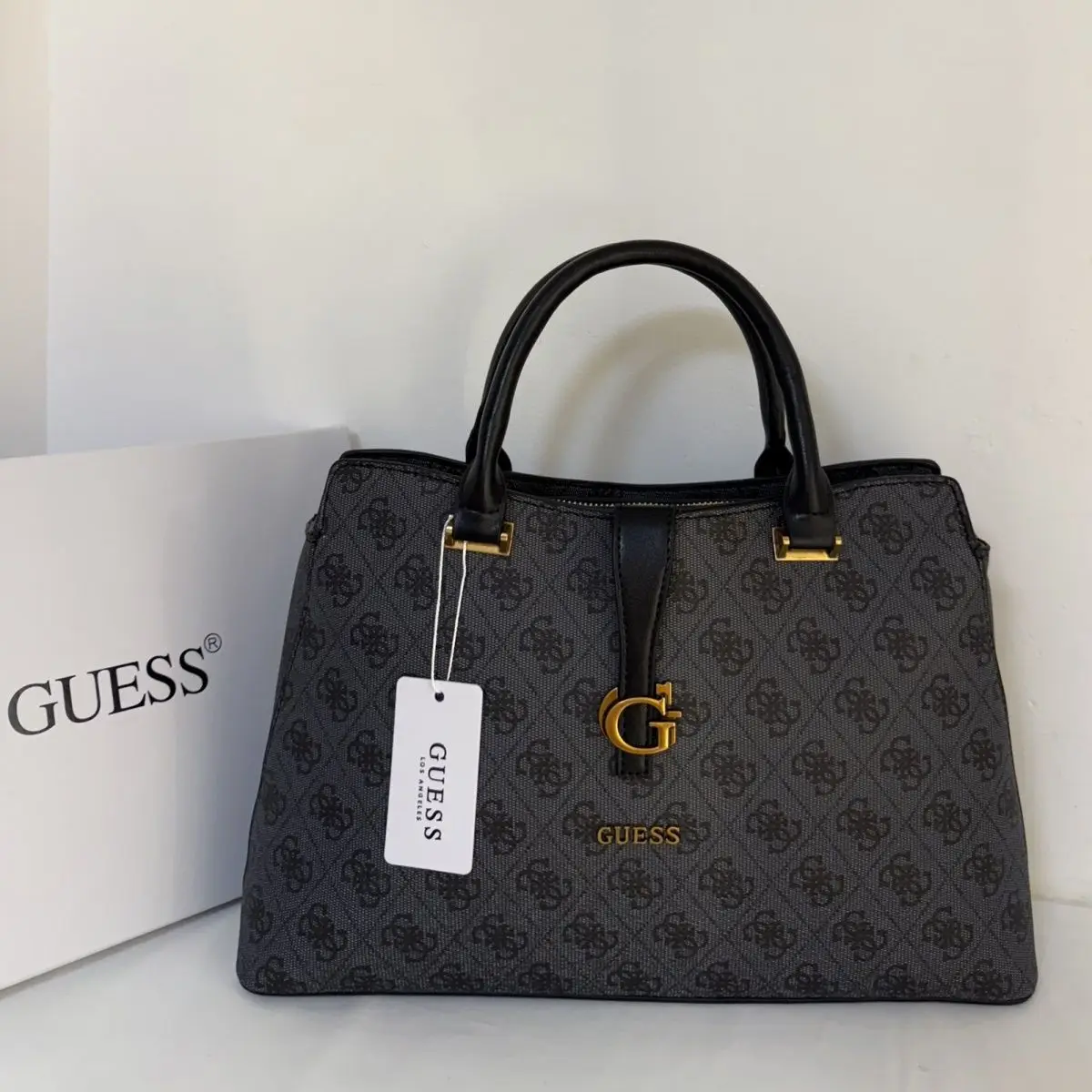 Guess – G მონოგრამითა და მეტალის ლოგოთი გაფორმებული ტრენდული ხელჩანთა