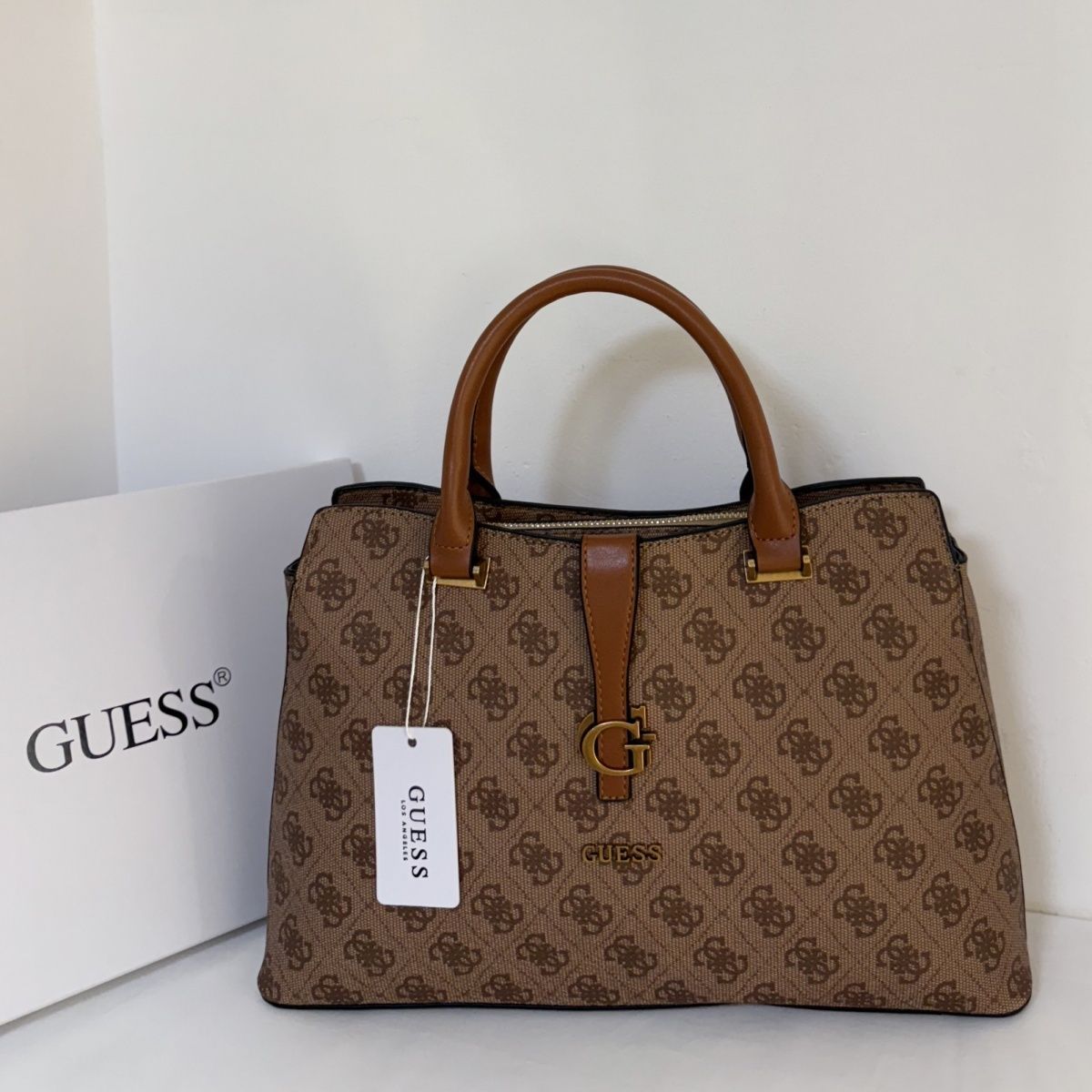 Guess – G მონოგრამითა და მეტალის ლოგოთი გაფორმებული ტრენდული ხელჩანთა