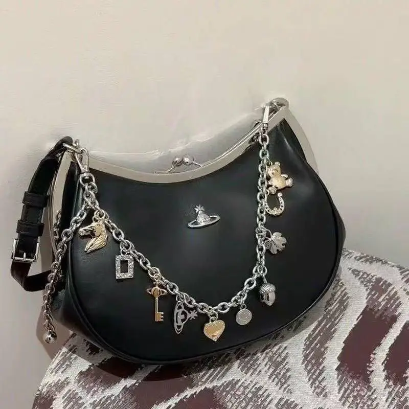 Vivienne Westwood – საკულტო Orb ლოგოთი და დეკორატიული ჯაჭვის ამულეტებით გაფორმებული ტრენდული ხელჩანთა