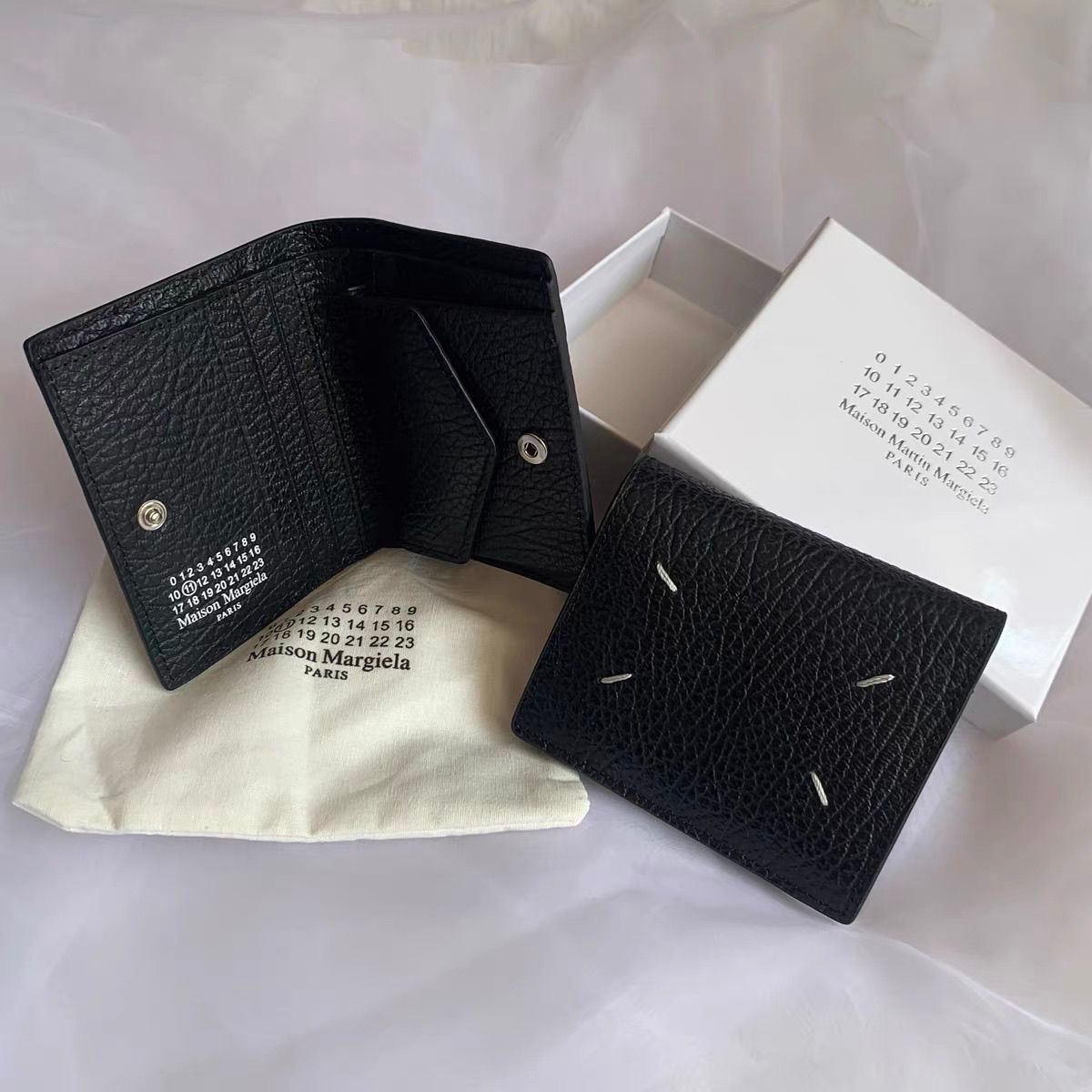 Maison Margiela – ტყავის Four Stitches საკულტო ნაკერებით გაფორმებული ტრენდული საფულე