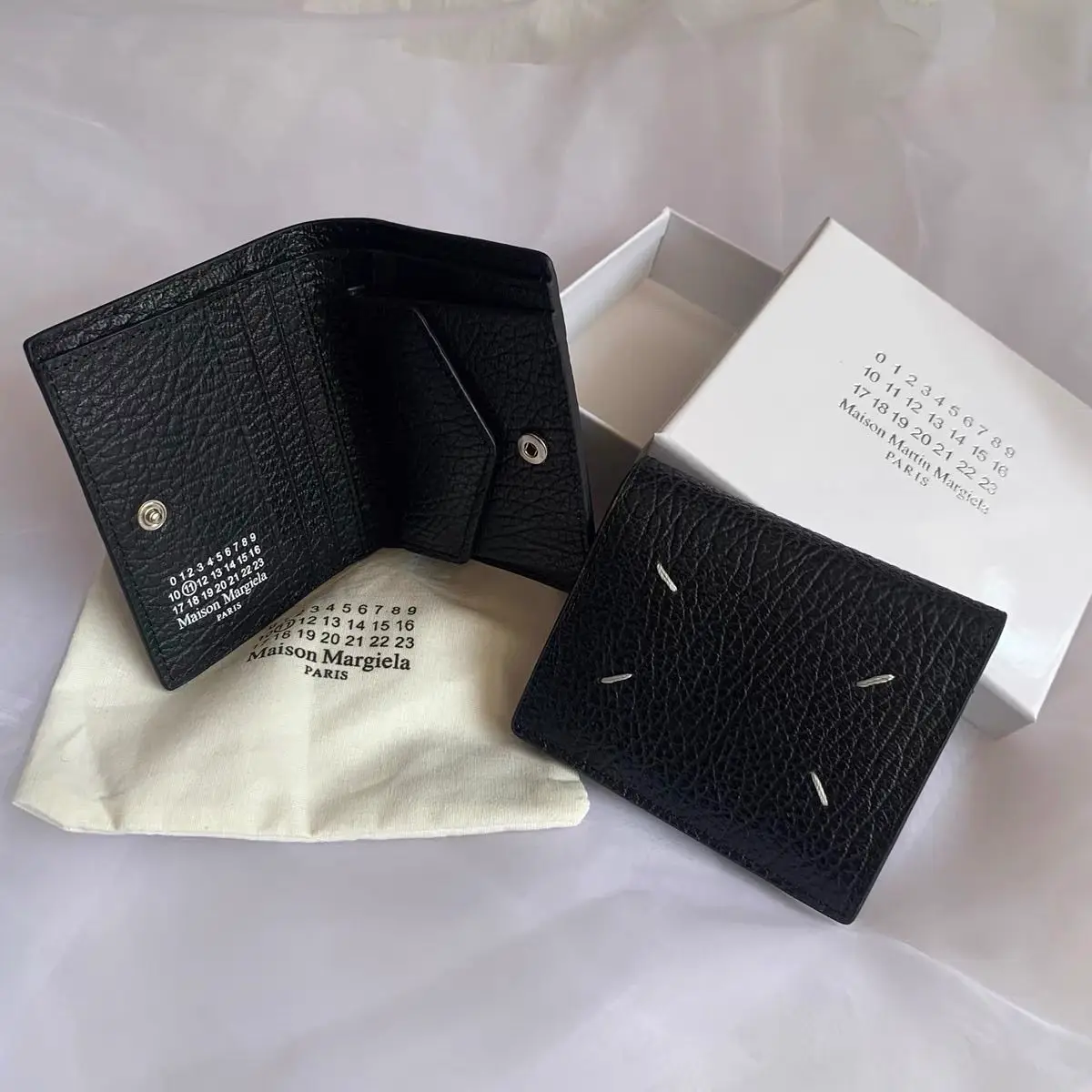 Maison Margiela – ტყავის Four Stitches საკულტო ნაკერებით გაფორმებული ტრენდული საფულე