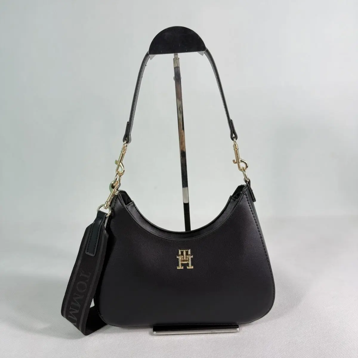 Tommy Hilfiger – TH მონოგრამითა და ნახევრადმთვარისებური ფორმით გაფორმებული ტრენდული ჩანთა