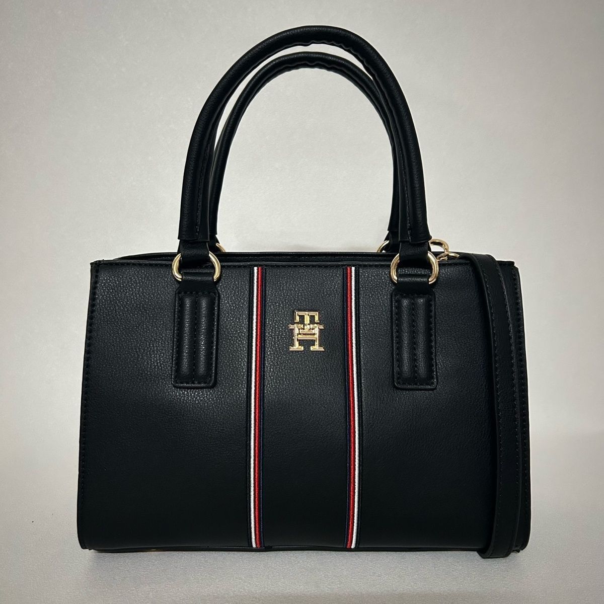 Tommy Hilfiger – TH მონოგრამითა და საფირმო ზოლებით გაფორმებული ტრენდული ჩანთა thumbnail