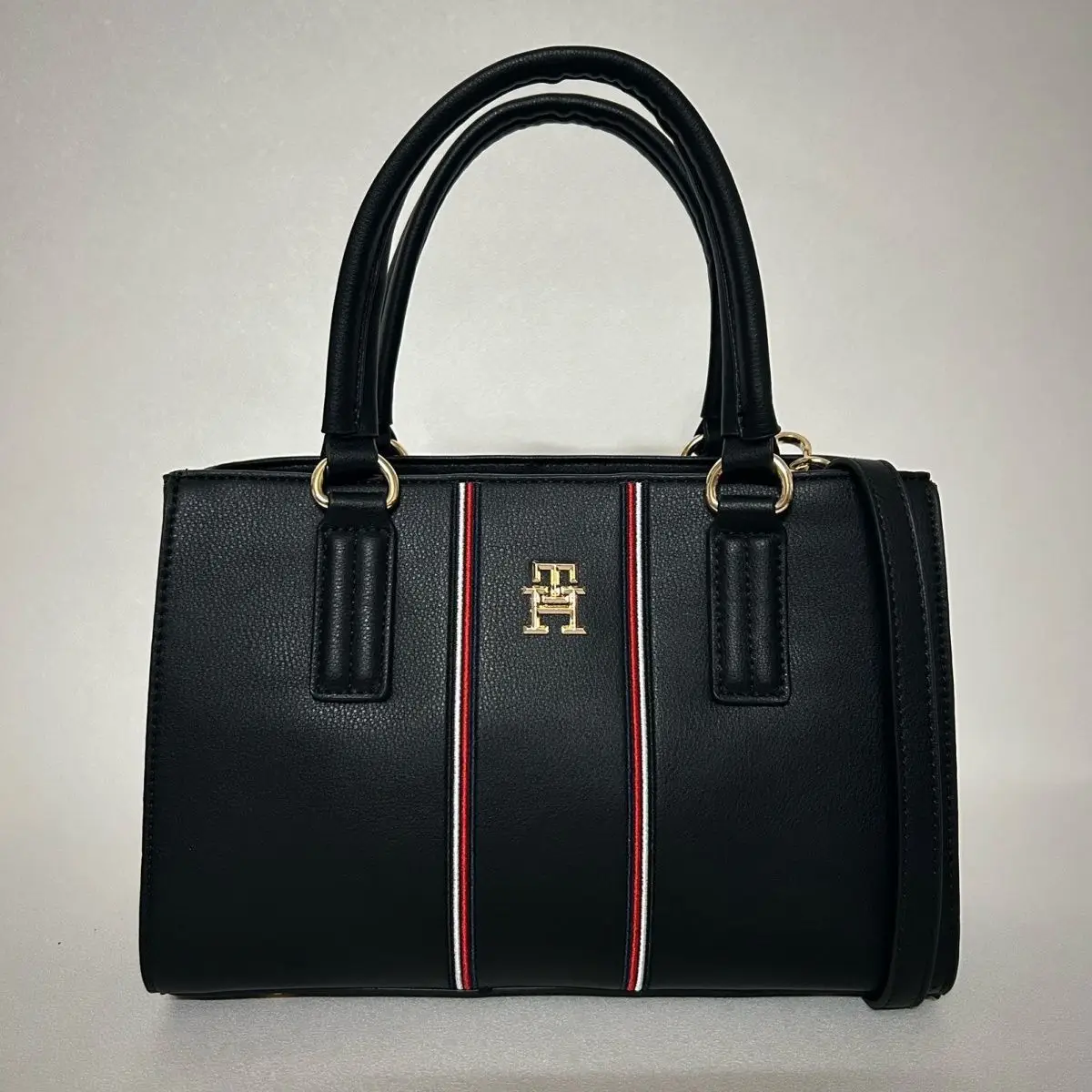 Tommy Hilfiger – TH მონოგრამითა და საფირმო ზოლებით გაფორმებული ტრენდული ჩანთა