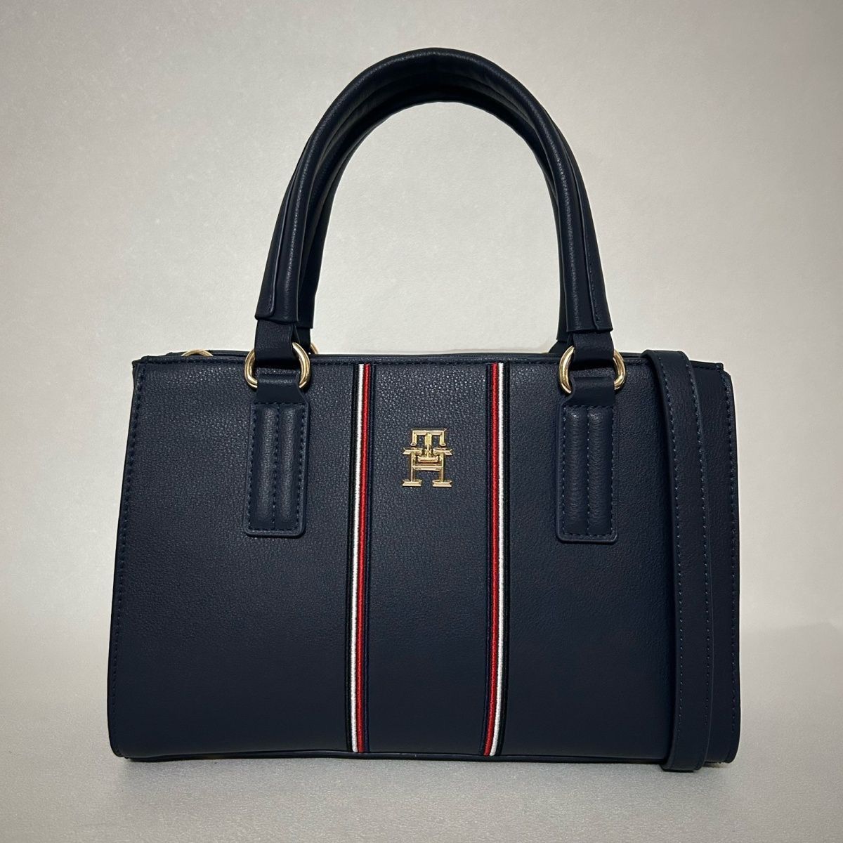 Tommy Hilfiger – TH მონოგრამითა და საფირმო ზოლებით გაფორმებული ტრენდული ჩანთა