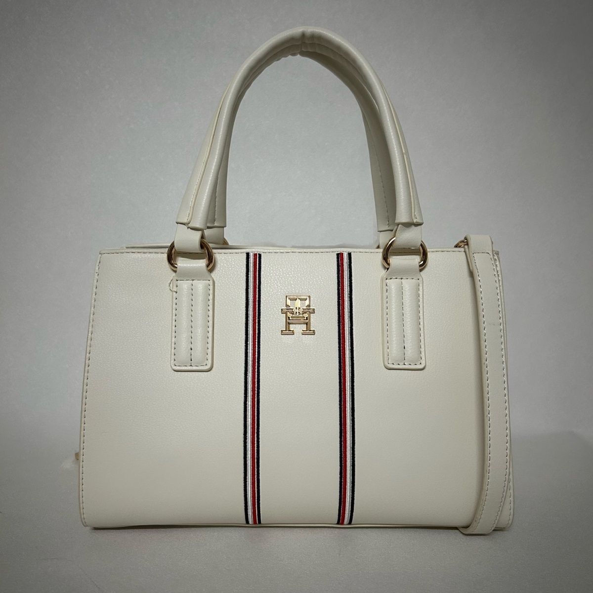 Tommy Hilfiger – TH მონოგრამითა და საფირმო ზოლებით გაფორმებული ტრენდული ჩანთა