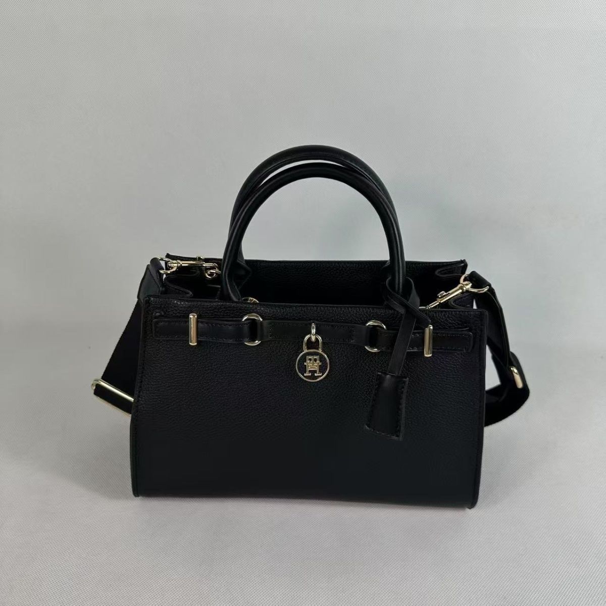 Tommy Hilfiger – TH მონოგრამითა და ელეგანტური ბოქლომით გაფორმებული ტრენდული ჩანთა thumbnail