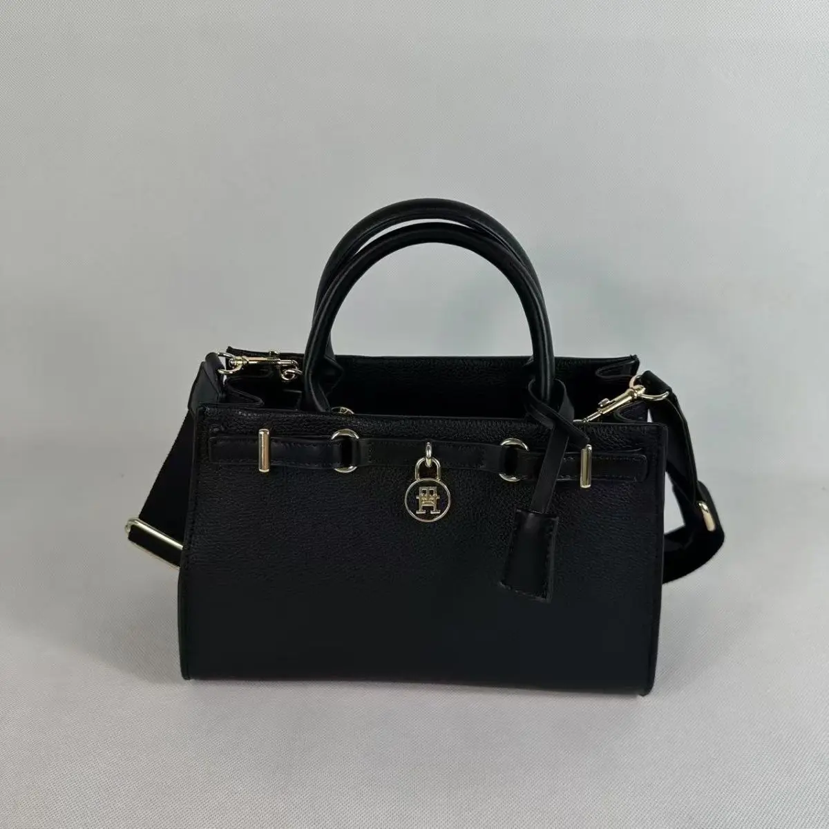 Tommy Hilfiger – TH მონოგრამითა და ელეგანტური ბოქლომით გაფორმებული ტრენდული ჩანთა