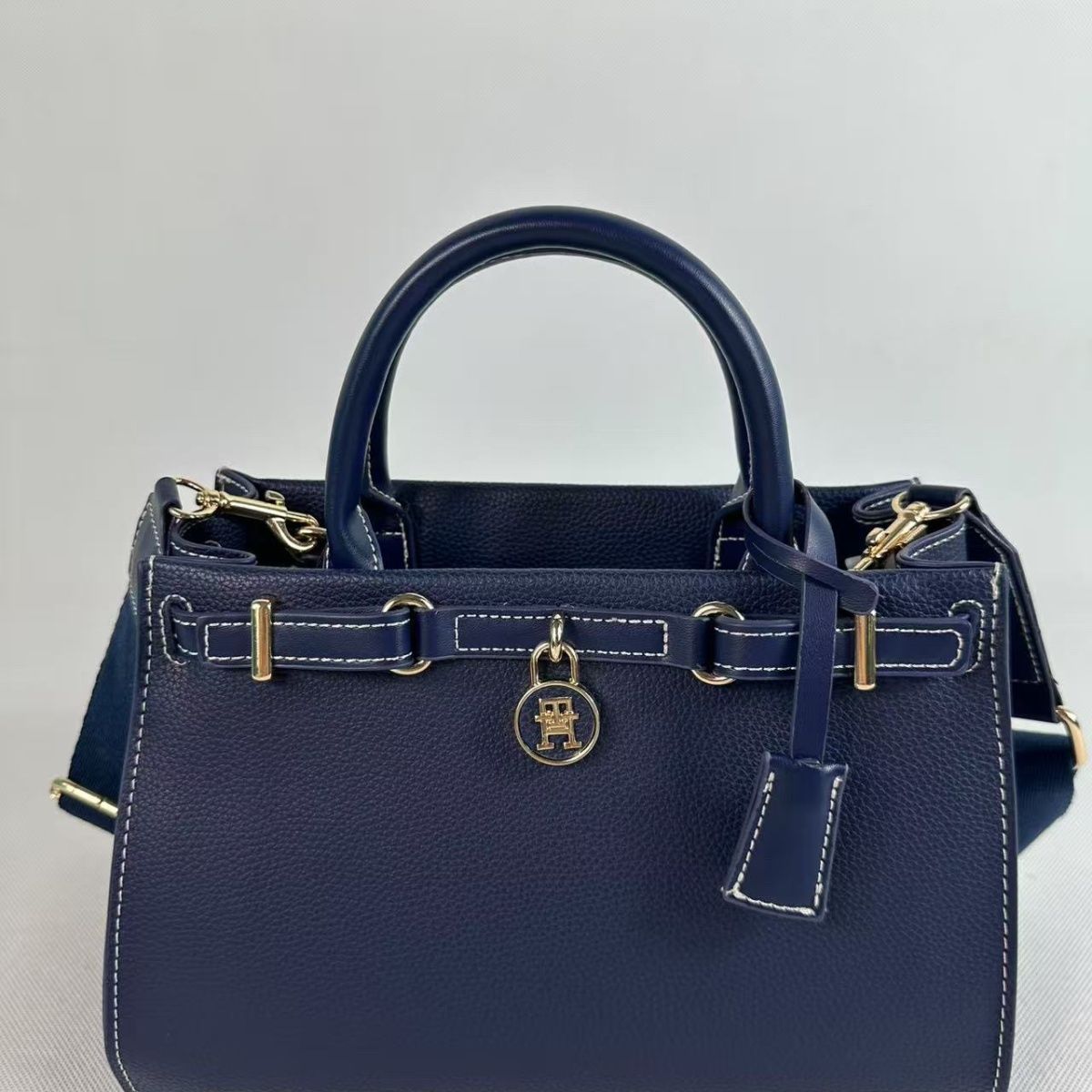 Tommy Hilfiger – TH მონოგრამითა და ელეგანტური ბოქლომით გაფორმებული ტრენდული ჩანთა