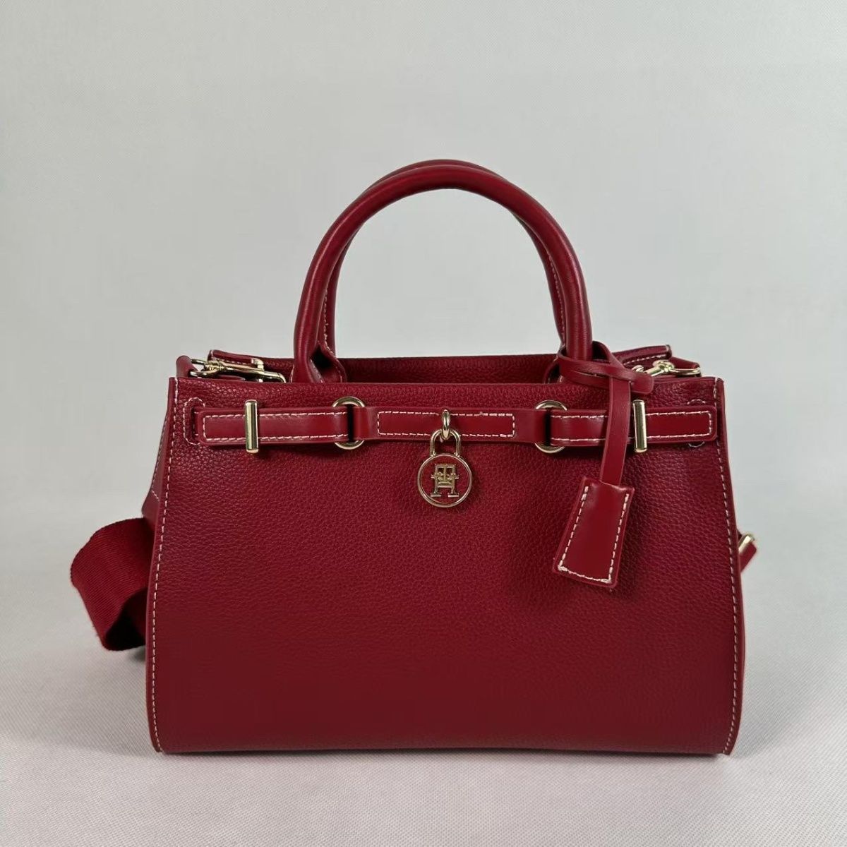 Tommy Hilfiger – TH მონოგრამითა და ელეგანტური ბოქლომით გაფორმებული ტრენდული ჩანთა