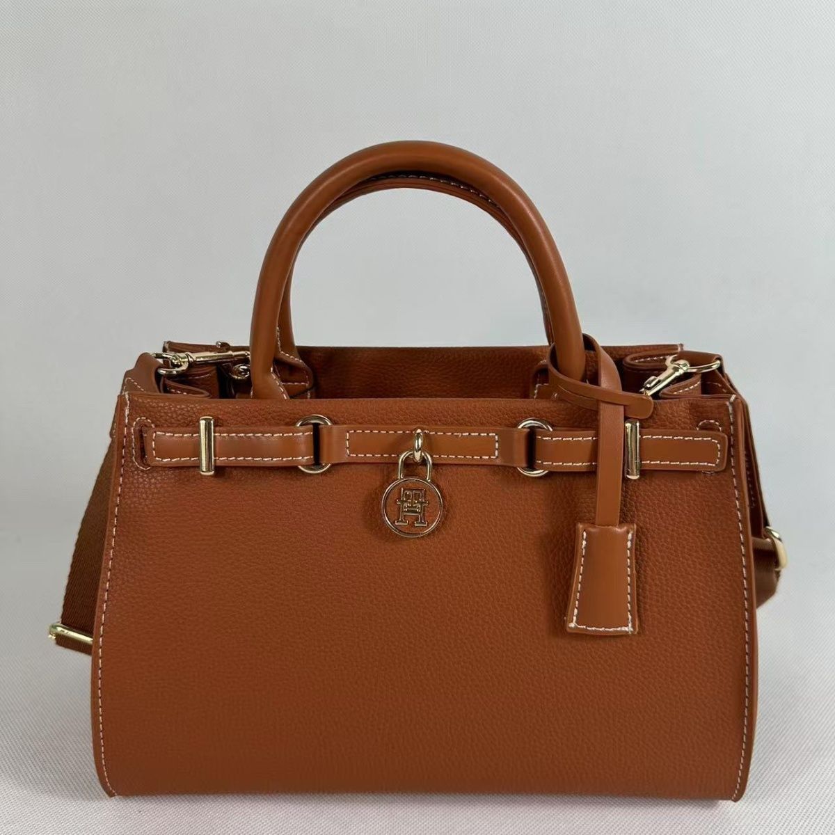 Tommy Hilfiger – TH მონოგრამითა და ელეგანტური ბოქლომით გაფორმებული ტრენდული ჩანთა
