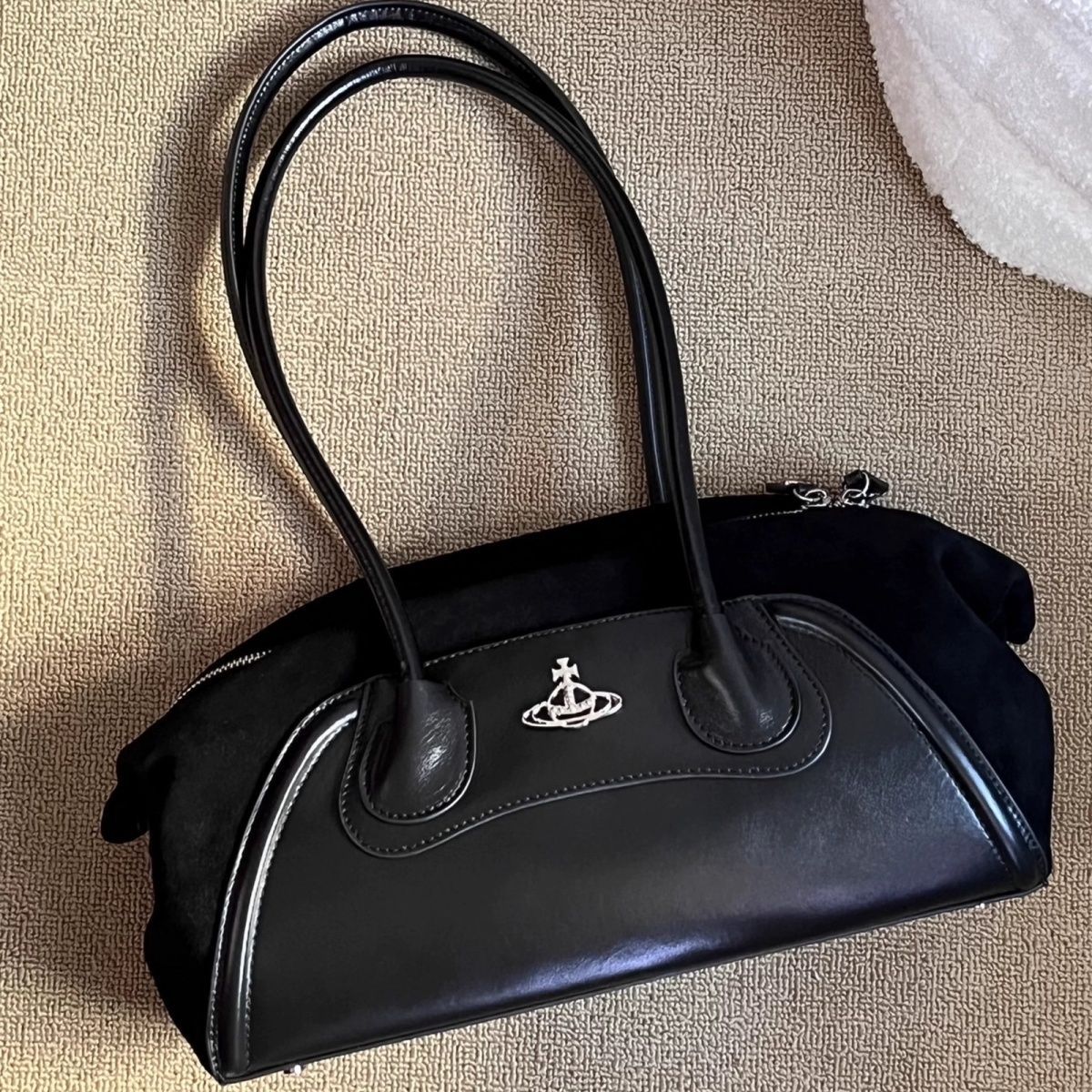 Vivienne Westwood – საკულტო Orb ლოგოთი გაფორმებული ტრენდული ჩანთა thumbnail