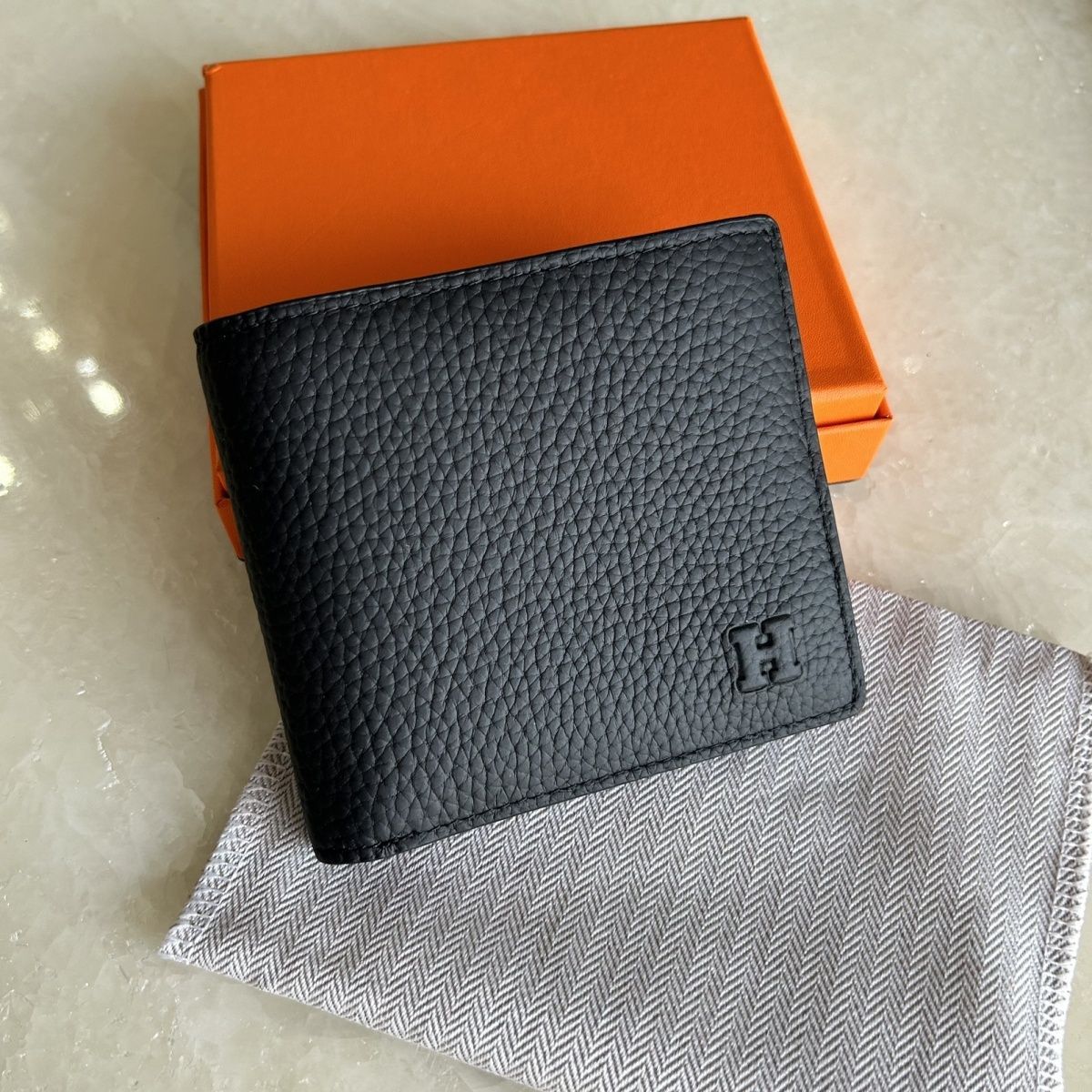 Hermès – "H" ლოგოთი გაფორმებული ნატურალური ტყავის ტრენდული საფულე