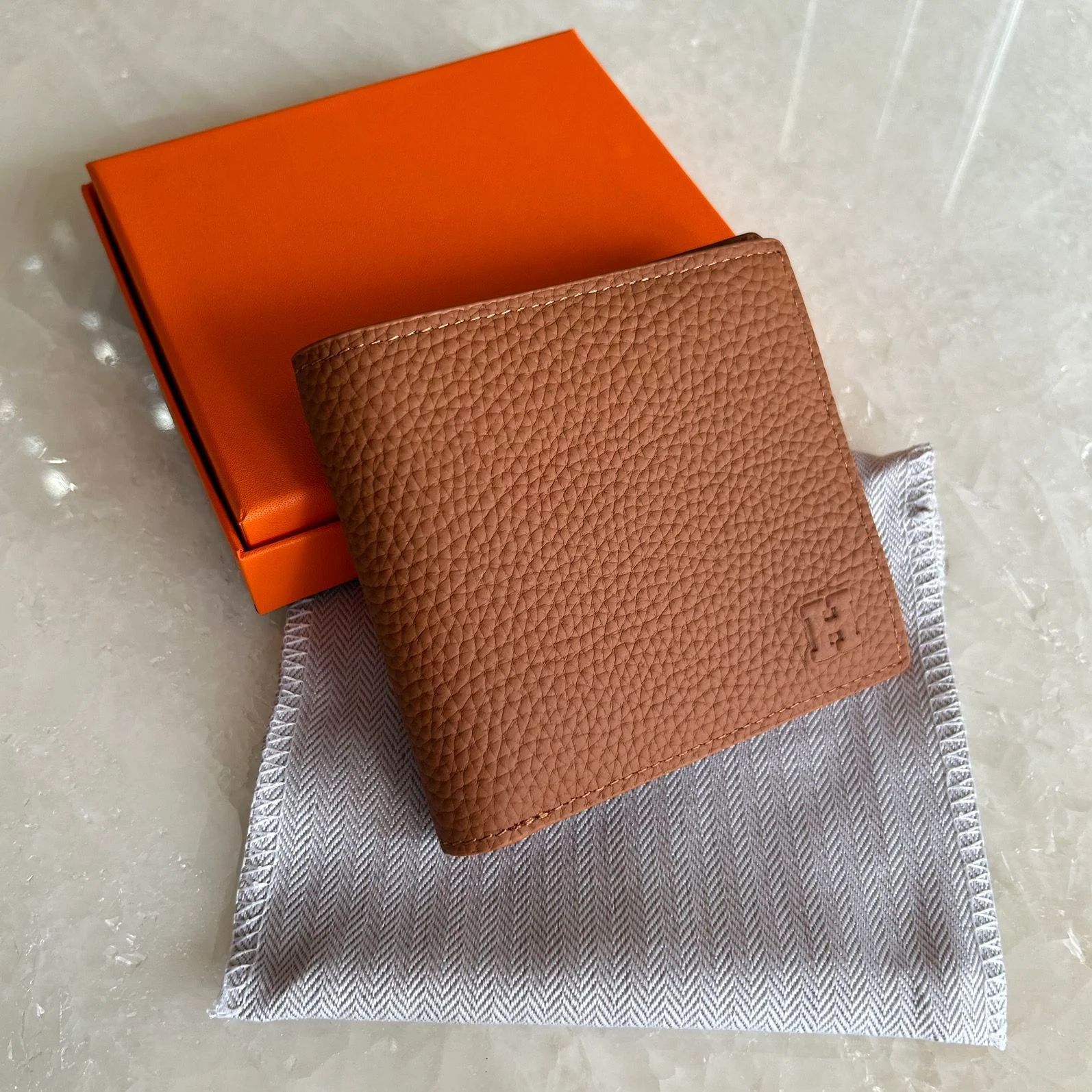 Hermès – "H" ლოგოთი გაფორმებული ნატურალური ტყავის ტრენდული საფულე