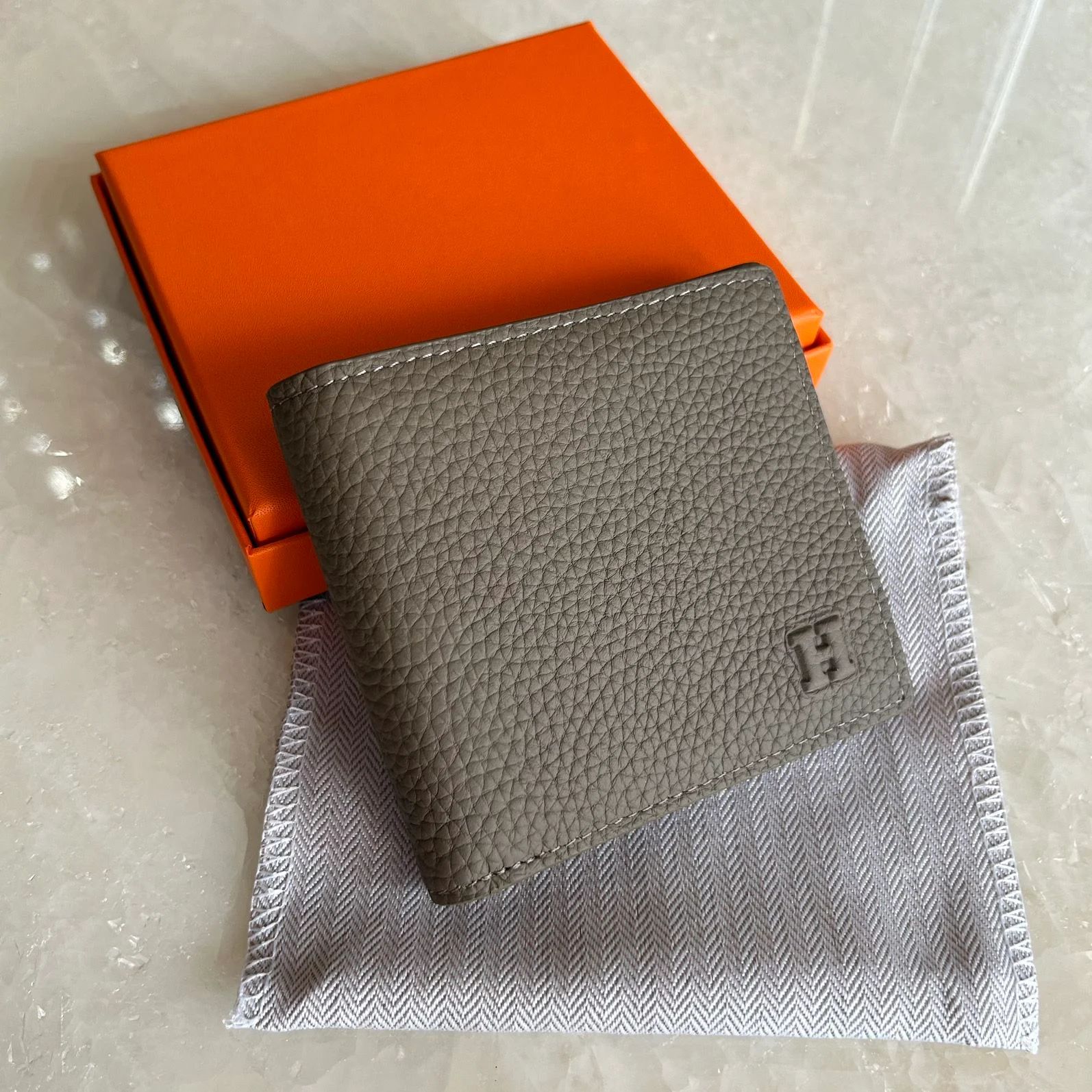 Hermès – "H" ლოგოთი გაფორმებული ნატურალური ტყავის ტრენდული საფულე