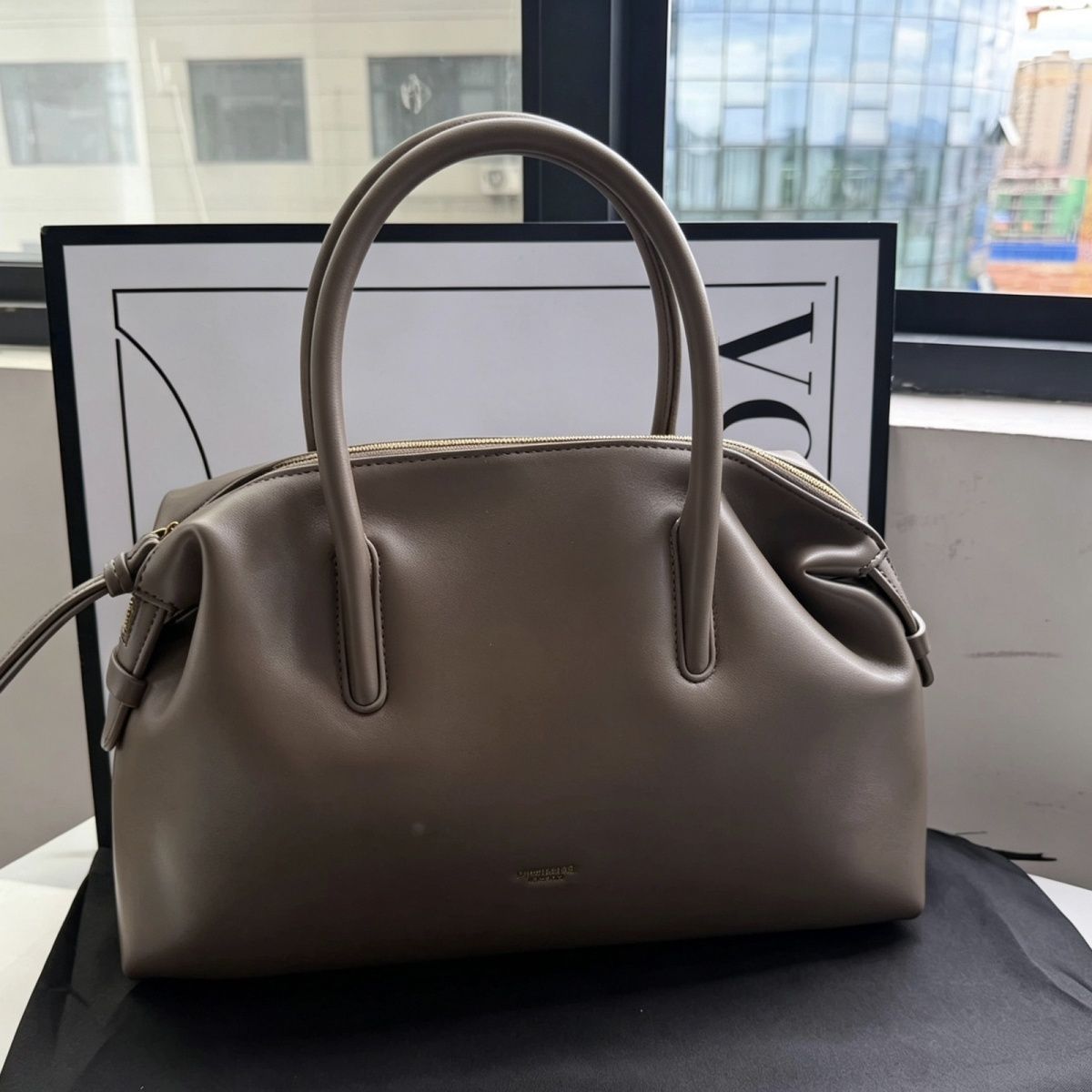 DeMellier London – ელეგანტური დიზაინის ნატურალური ტყავის ტრენდული ჩანთა