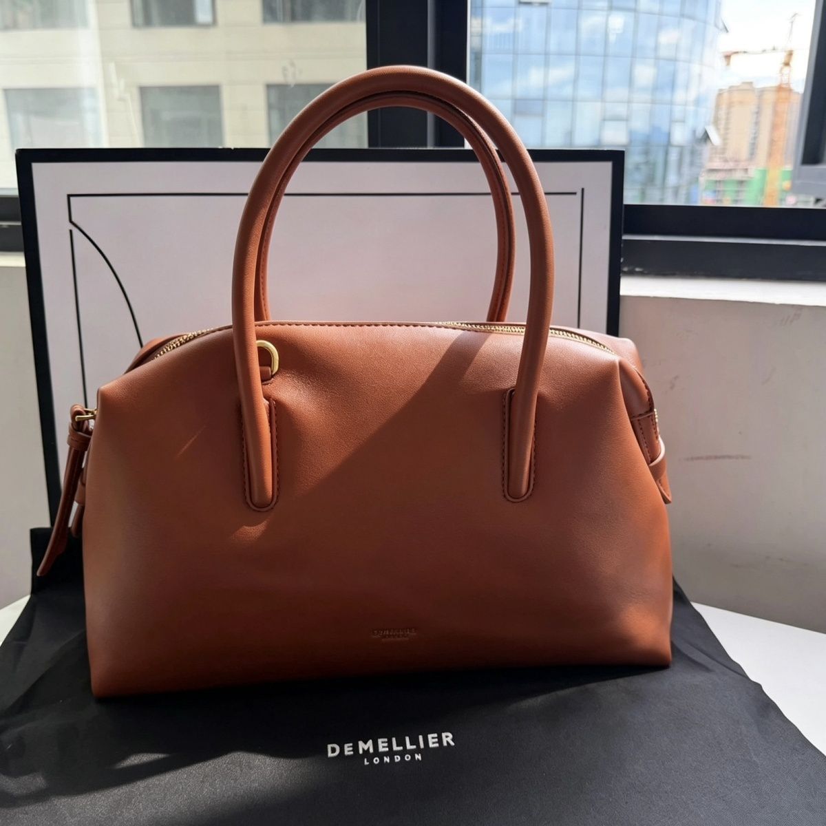 DeMellier London – ელეგანტური დიზაინის ნატურალური ტყავის ტრენდული ჩანთა