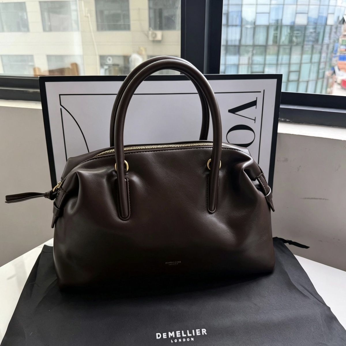 DeMellier London – ელეგანტური დიზაინის ნატურალური ტყავის ტრენდული ჩანთა