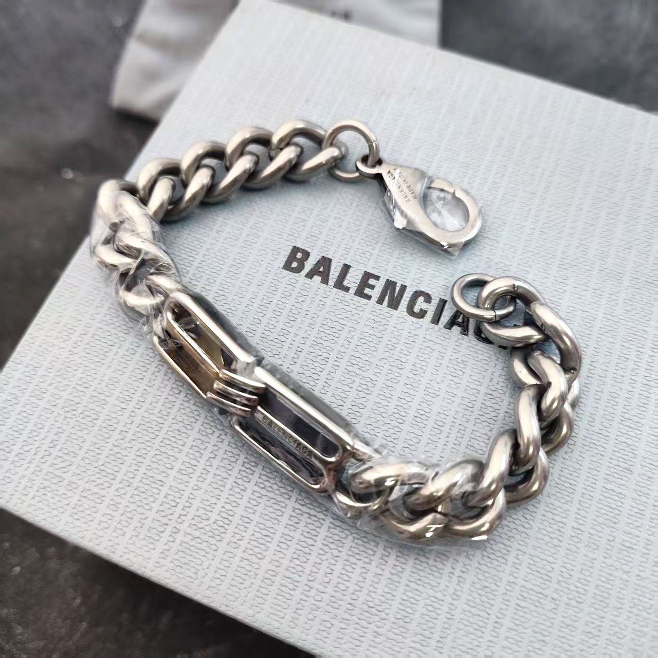 Balenciaga – უჟანგავი ფოლადის ექსკლუზიური ტრენდული სამაჯური