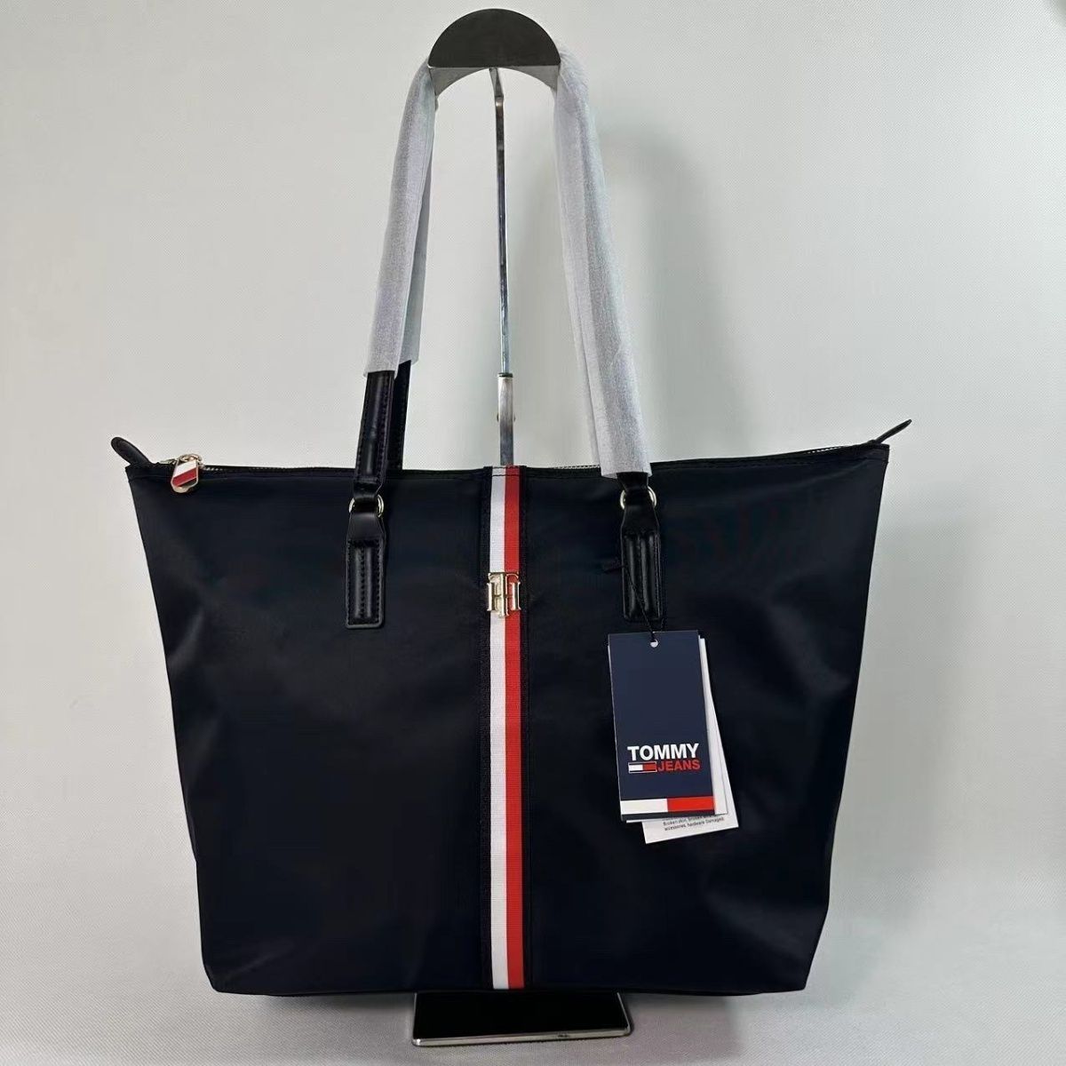 Tommy Hilfiger – ექსკლუზიური დიზაინის ტრენდული ჩანთა