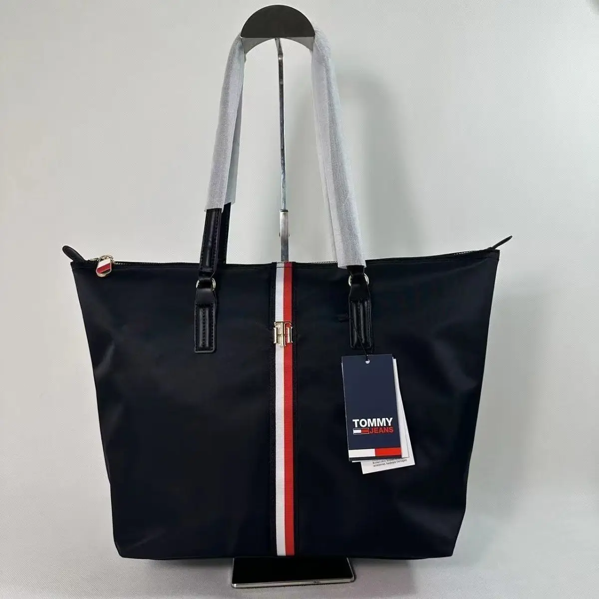 Tommy Hilfiger – ექსკლუზიური დიზაინის ტრენდული ჩანთა