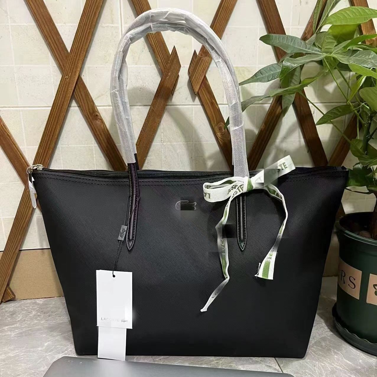 Lacoste – ექსკლუზიური დიზაინის ტრენდული ჩანთა