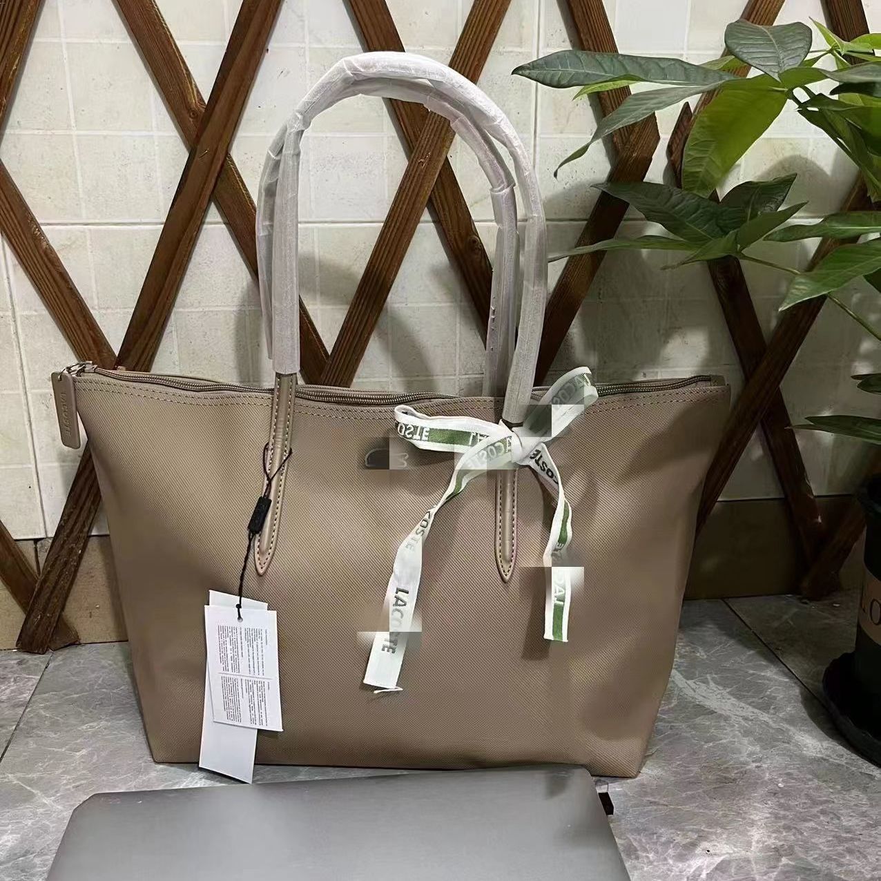 Lacoste – ექსკლუზიური დიზაინის ტრენდული ჩანთა