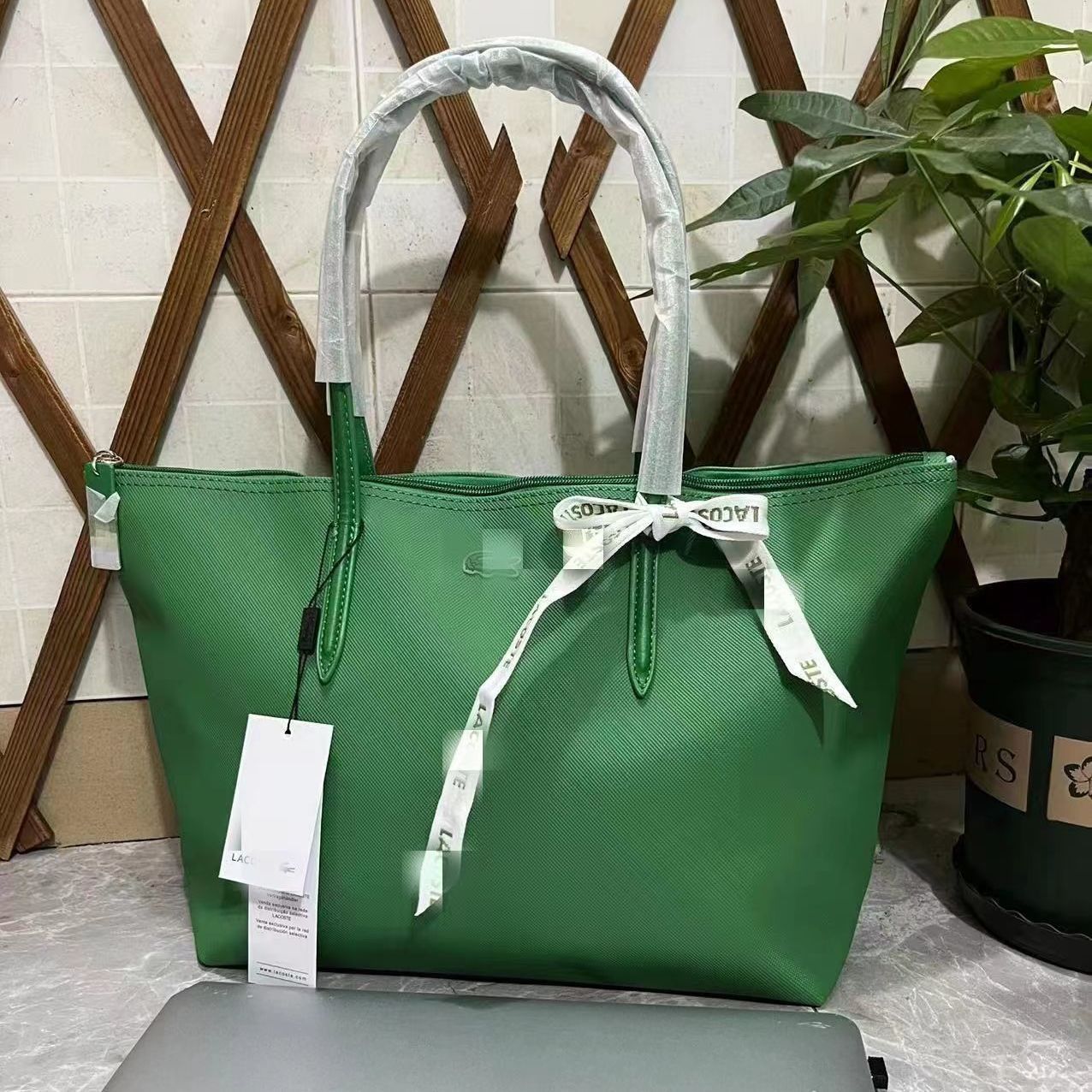 Lacoste – ექსკლუზიური დიზაინის ტრენდული ჩანთა