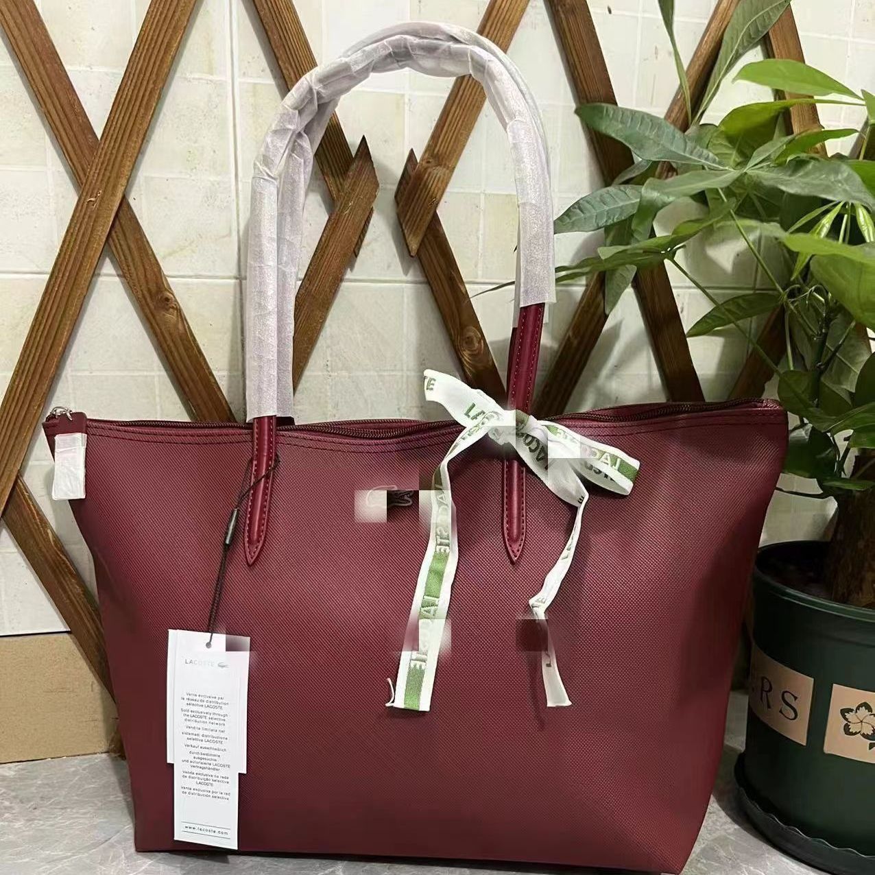 Lacoste – ექსკლუზიური დიზაინის ტრენდული ჩანთა