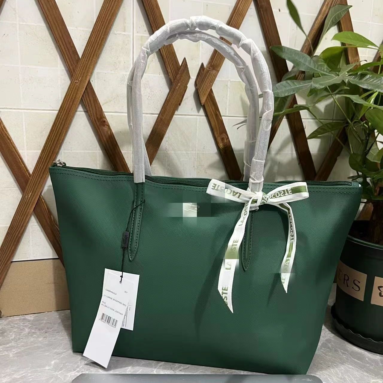 Lacoste – ექსკლუზიური დიზაინის ტრენდული ჩანთა